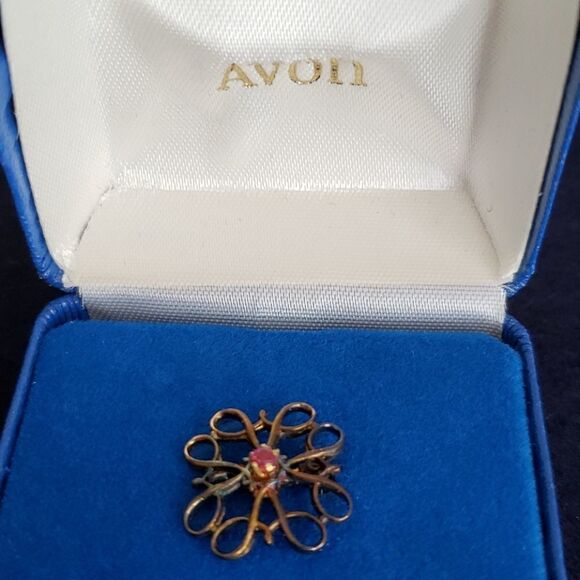 Vtg R 1/10 10k GOLD FILLED AVON SERVICE AWARD BROOCH PIN W Red RUBY Rhinestone - Picture 4 of 6